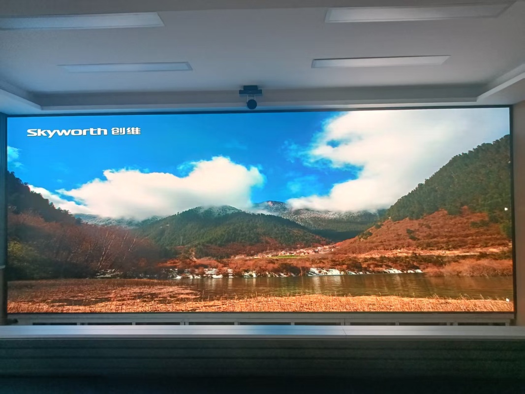 The high-refresh LED display has a wide color gamut and adjustable color temperature.