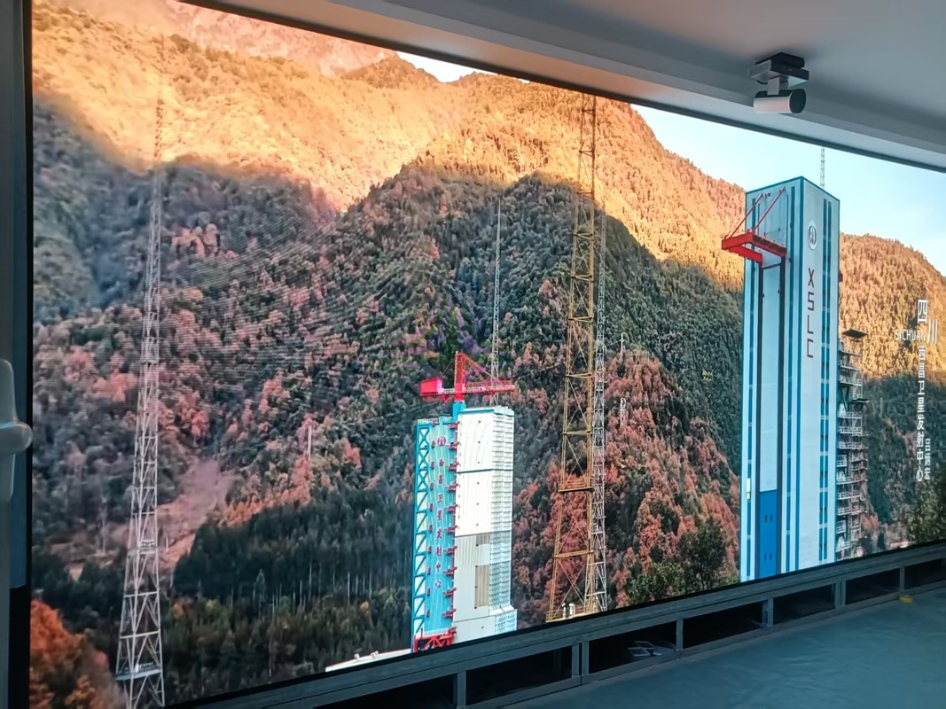 The high-refresh LED display has a wide color gamut and adjustable color temperature.