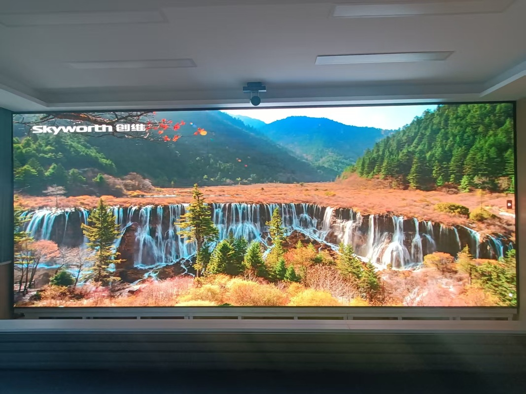 The high-refresh LED display has a wide color gamut and adjustable color temperature.